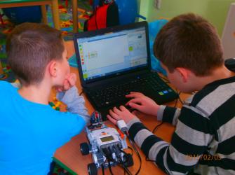 obraz-1 na stronie o tytule: Dzieci kochają klocki… czyli zajęcia z robotyki w SP3 w Ząbkach