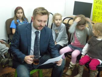 obraz-1 na stronie o tytule: Burmistrz Ząbek czyta dzieciom