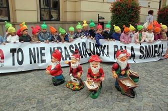 obraz-1 na stronie o tytule: Happening "To nie krasnoludki palą śmieci"